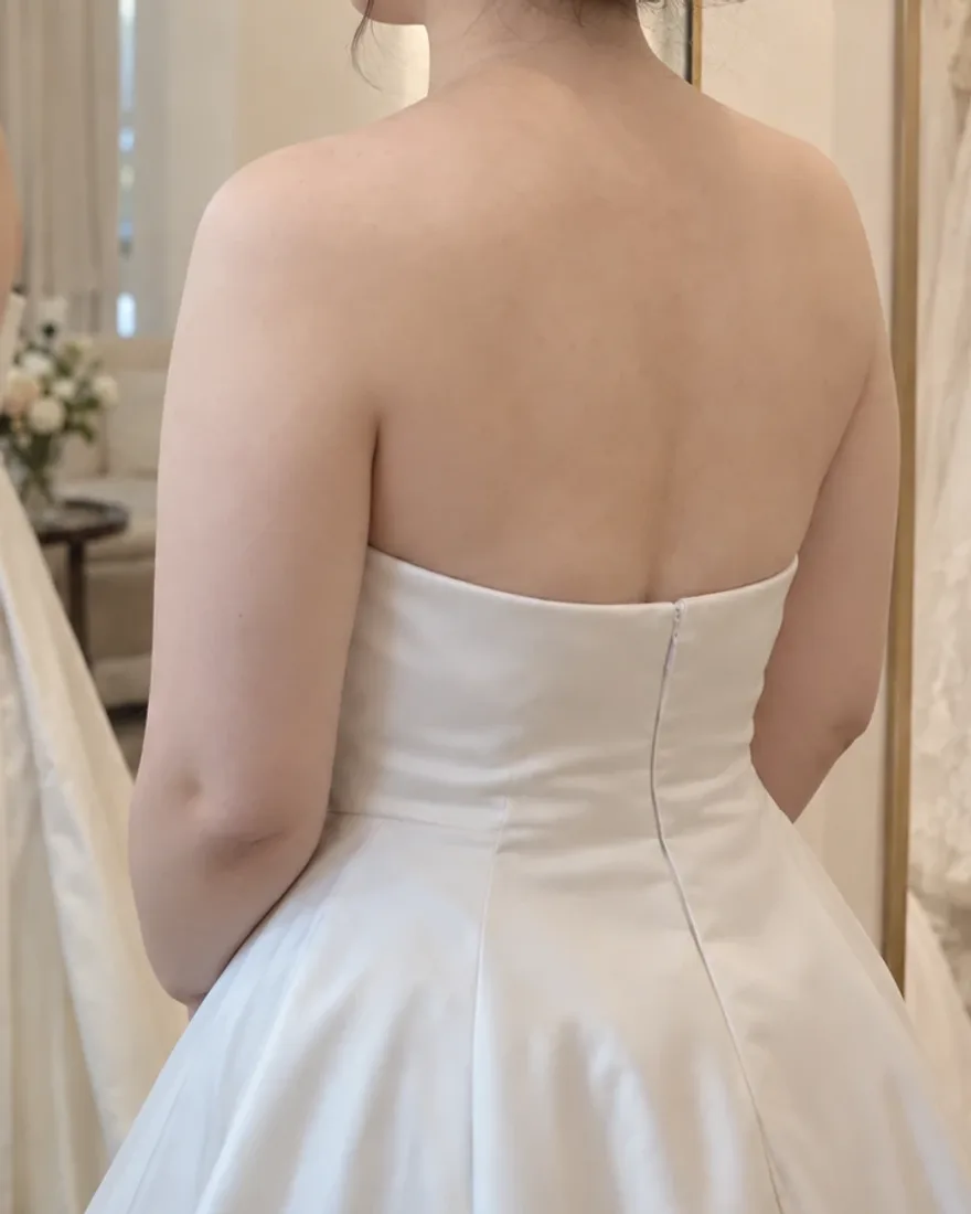 AI로 만든 예시 이미지. 같은 드레스와 자세에서 팔뚝 뒤쪽 선이 정돈되고 드레스 윗선이 등에 붙은 모습
