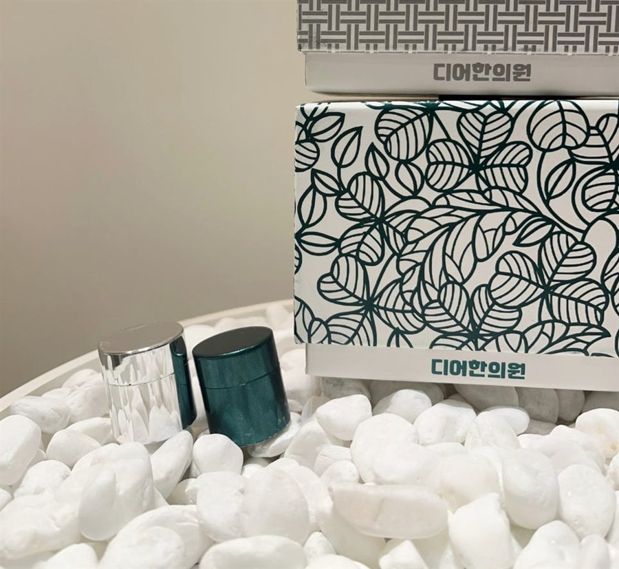 DEAR Gongjindan boxes in leaf and silver lattice patterns, with two jars in front